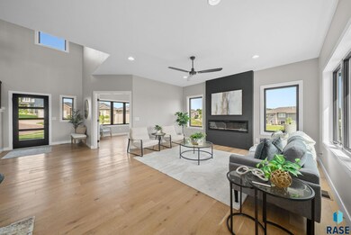 2002 S Meadowview Cir, Sioux Falls, SD 57110 - photo 4