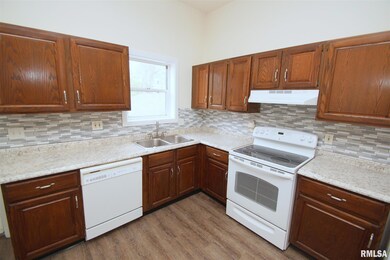 916 Bridge Ave, Davenport, IA 52803 - photo 7