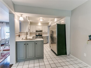 Kitchen. Fridge stays