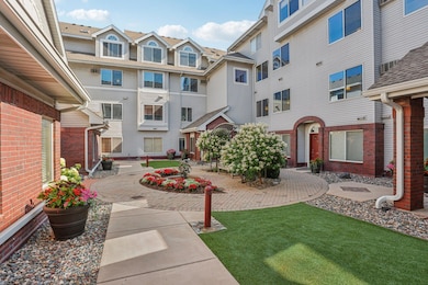 5-web-or-mls-Edinborough Way 2112-S1507-005.jpg