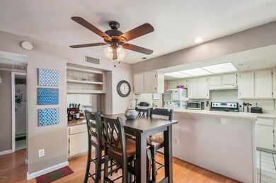 Dining Area/Bar