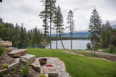 Beautiful Yard  to the Lake