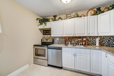 Kitchen Granite & Tile Backsplash