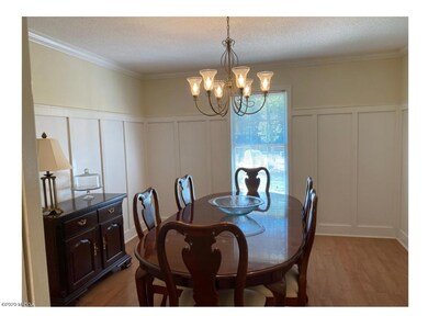 DINING ROOM (002)