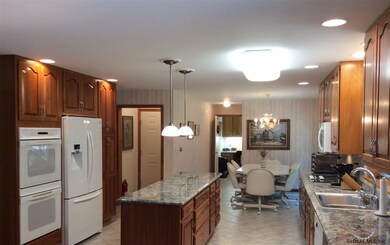 938 Douglas Ct, Schenectady, NY 12309 - photo 4