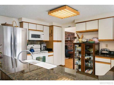 Kitchen Updated kitchen appliances included
