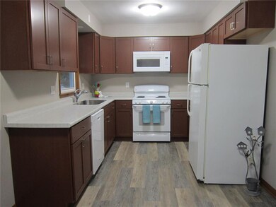 2710 Hickory Dr SW, Cedar Rapids, IA 52404 - photo 4