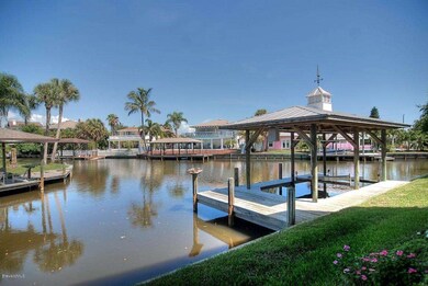 Covered dock w/ lift