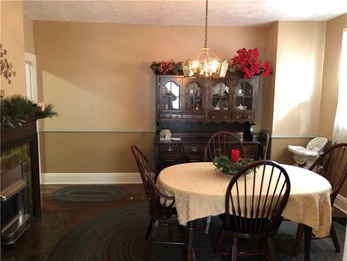 Large dining room to entertain