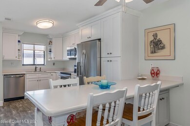 Built-in Dining Peninsula