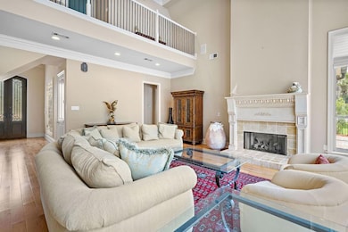 Main living room with functional fire place and Ju