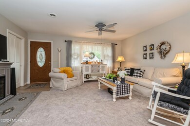 04_108GeorgetownRd_165_LivingRoom_HiRes