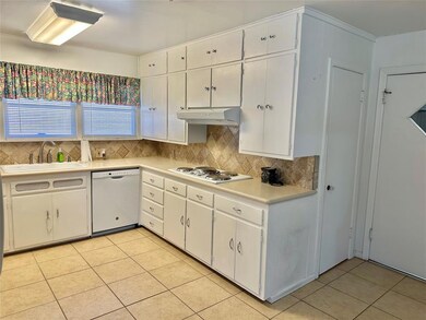 1401 Hillcrest Blvd, Gainesville, TX 76240 - photo 4