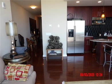 Center Pointe Greensboro unit 908, Greensboro, NC 27401 - photo 5