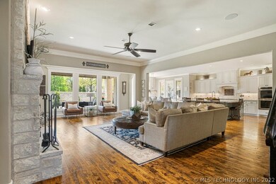 Oversized family room with hardwoods, Built-ins an