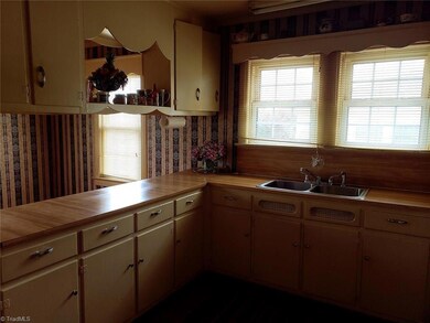 1014 Lee St, Asheboro, NC 27203 - photo 4