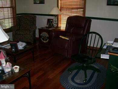 542 Hilltop Cir, Greencastle, PA 17225 - photo 2