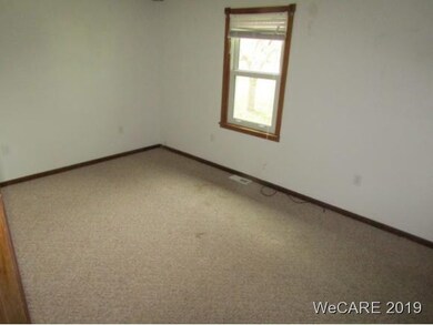 215 Phillips Dr, Wapakoneta, OH 45895 - photo 2