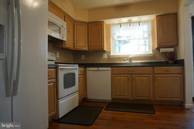 2863 Madeira Ct unit 13, Woodbridge, VA 22192 - photo 3
