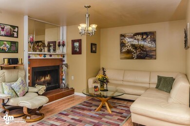 1541 Early View Drive-large-005-Living R