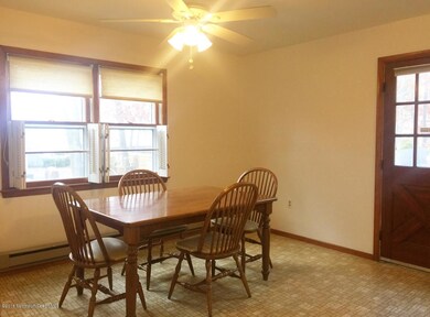 Center Eat-in Kitchen