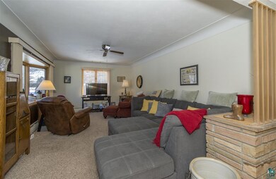 Carpet, Large bay window, Ceiling fan, Built-in, B