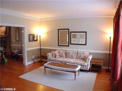 Living Room - Hardwoods, 3 memeber crown, chair ra