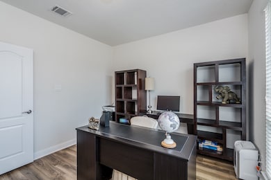 With more than enough room for desk and bookshelves, this study host every comfort of the office.