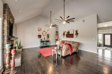 VAULTED CIELINGS IN LIVING ROOM