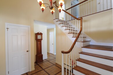 Beautiful staircase in Foyer.JPG