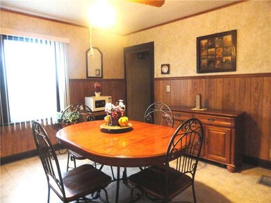 Kitchen. Eat-in kitchen!