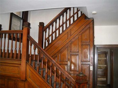 Entry/Foyer.