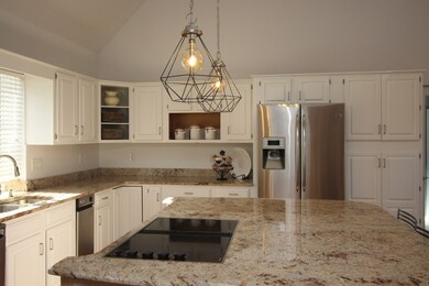 177 Edgewater Dr, Pembroke, MA 02359 - photo 4