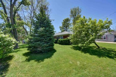 903 38th St SE, Cedar Rapids, IA 52403 - photo 2