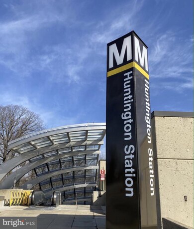 2703 Farmington Dr, Alexandria, VA 22303 - photo 3