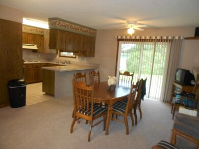 Dining Area/Family Room<|><|>