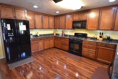 1039 Iris Cir, Central Point, OR 97502 - photo 4