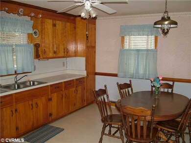 Kitchen - lots of cabinets in kitchen