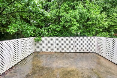  Deck for barbeques, relaxing.