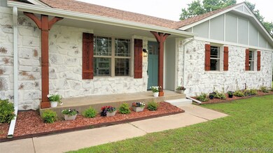 Cute Covered Porch, New Gutters!