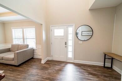 Foyer w/ Niche