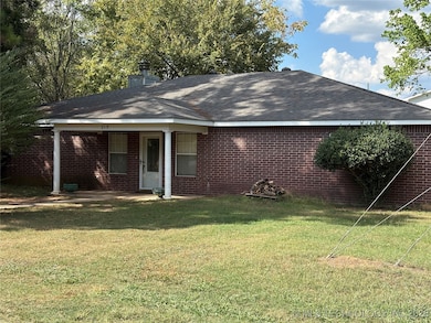 215 E Leecraft Ave, Colbert, OK 74733 - photo 2