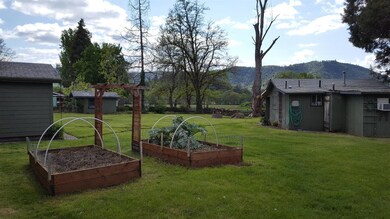 7477 Maple Ln, Central Point, OR 97502 - photo 3