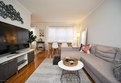 (4) LIVING ROOM