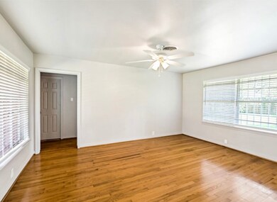 1123 W 31st St, Houston, TX 77018 - photo 4