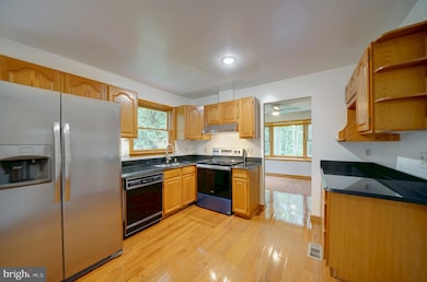 6370 Woodburn Ave, Elkridge, MD 21075 - photo 4