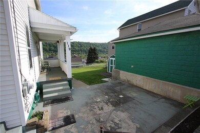 18x17 Concrete Front Patio Area provides a Nice Sp