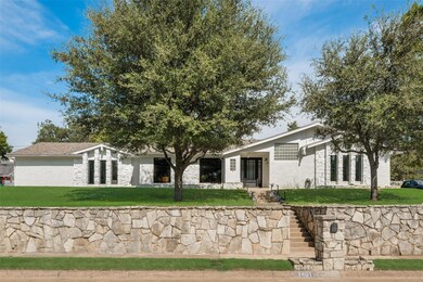 1401 Woodvine Dr, Euless, TX 76040 - photo 2