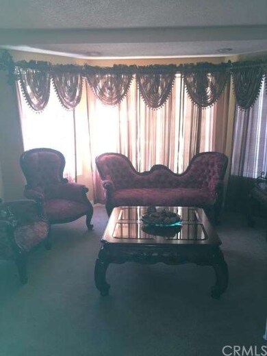 209 Shamrock living room