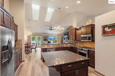 S/S appliances, vaulted ceilings, pantry